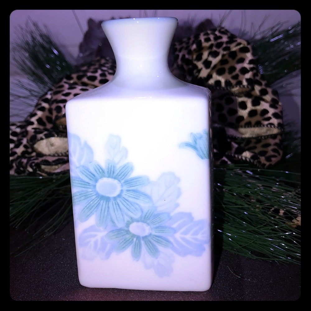 TOYO SMALL WHITE VASE